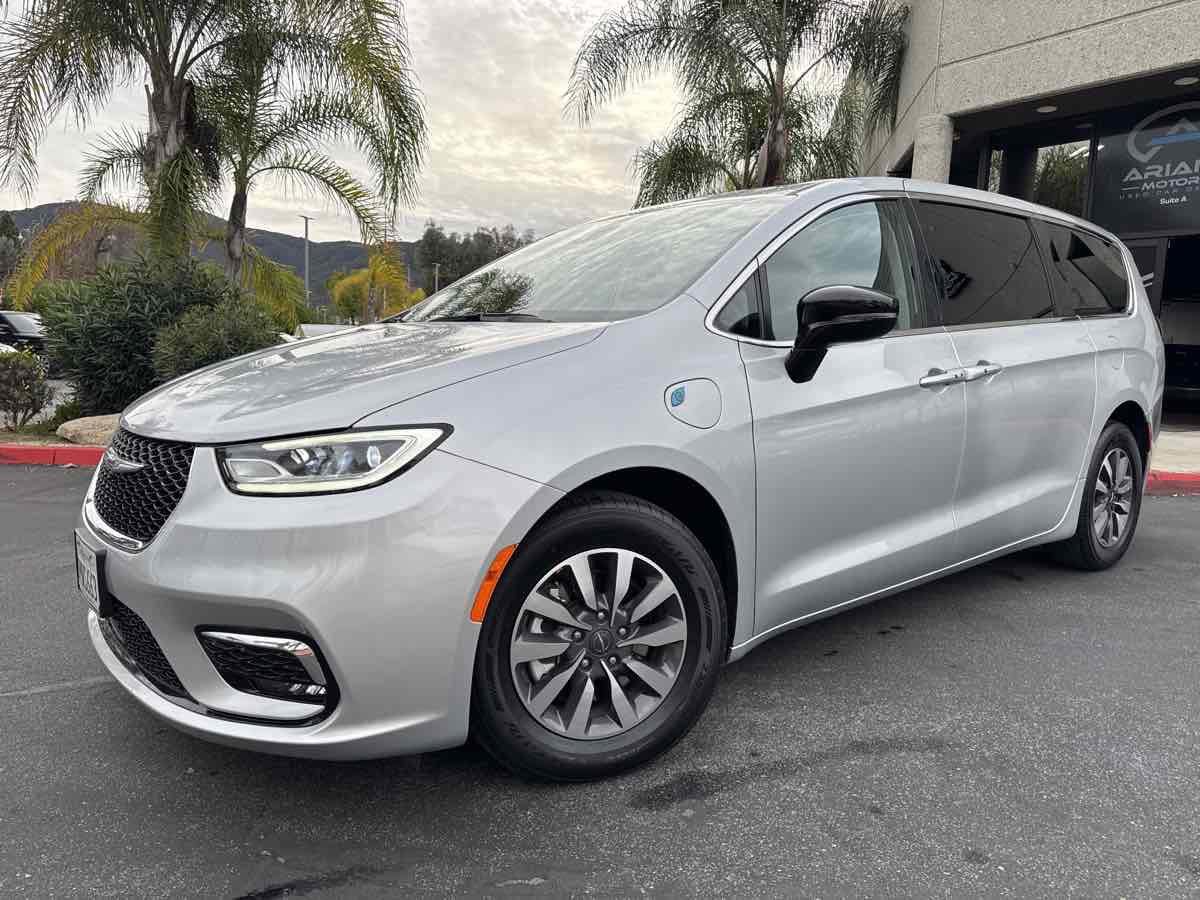 Used 2024 Chrysler Pacifica Select FWD image 16