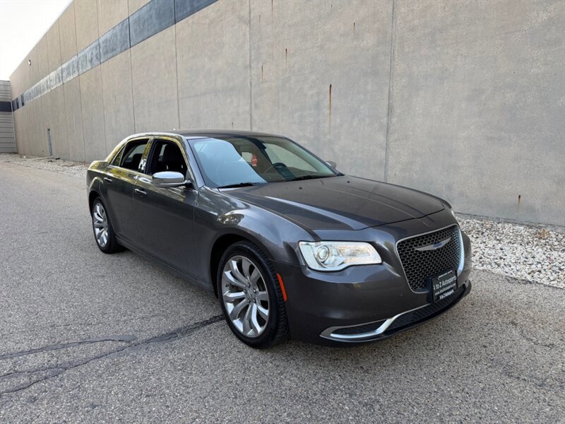Used 2018 Chrysler 300 Touring w/ Chrome Appearance Package RWD image 4