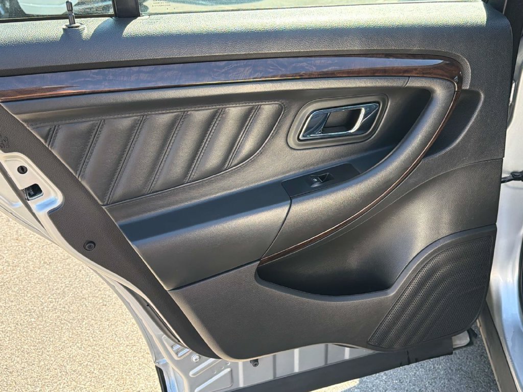 Used 2019 Ford Taurus Limited FWD image 18