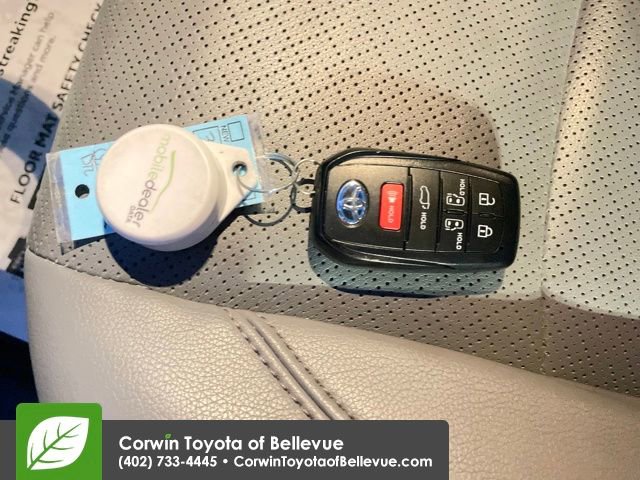 Used 2024 Toyota Sienna Limited image 29