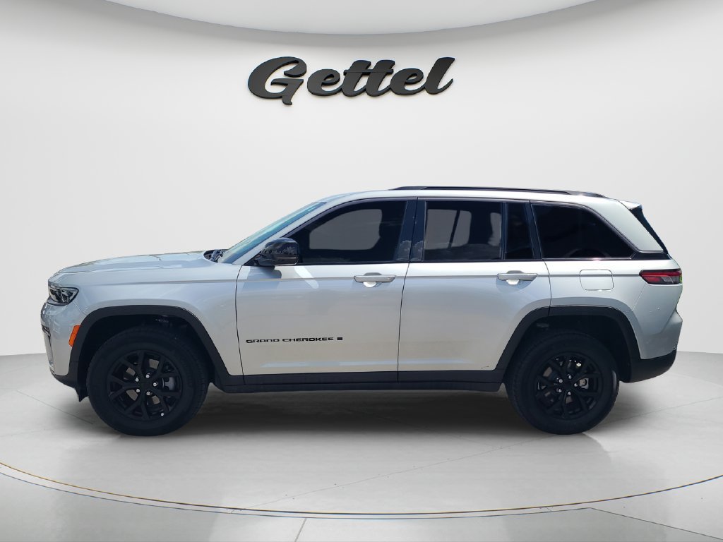 Used 2026 Jeep Grand Cherokee Altitude RWD image 8