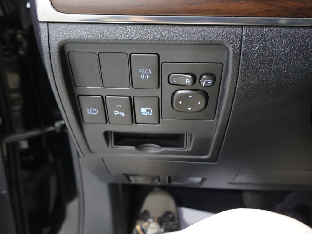 Used 2017 Toyota Land Cruiser AWD/4WD image 32