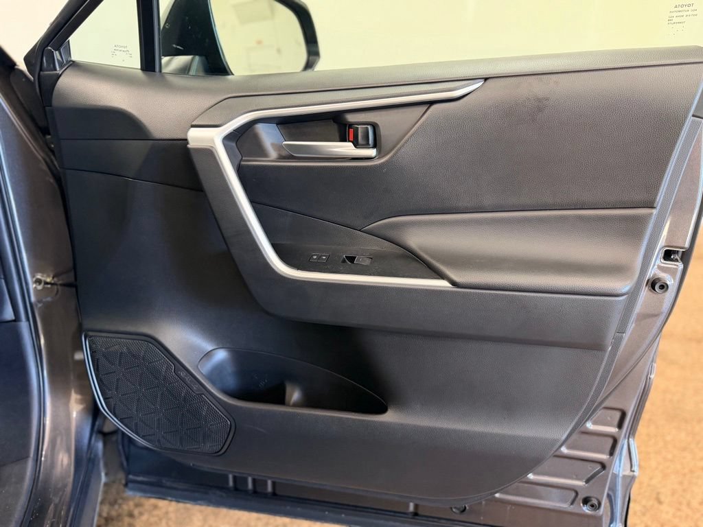Used 2025 Toyota RAV4 XLE FWD image 18