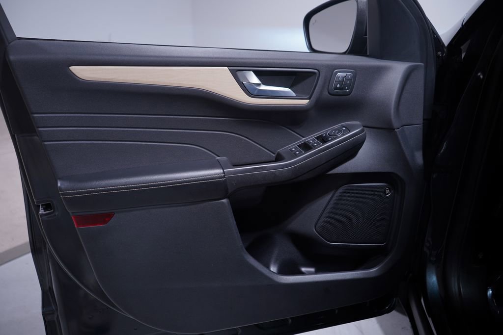 Used 2022 Ford Escape Titanium w/ Titanium Elite Package image 16