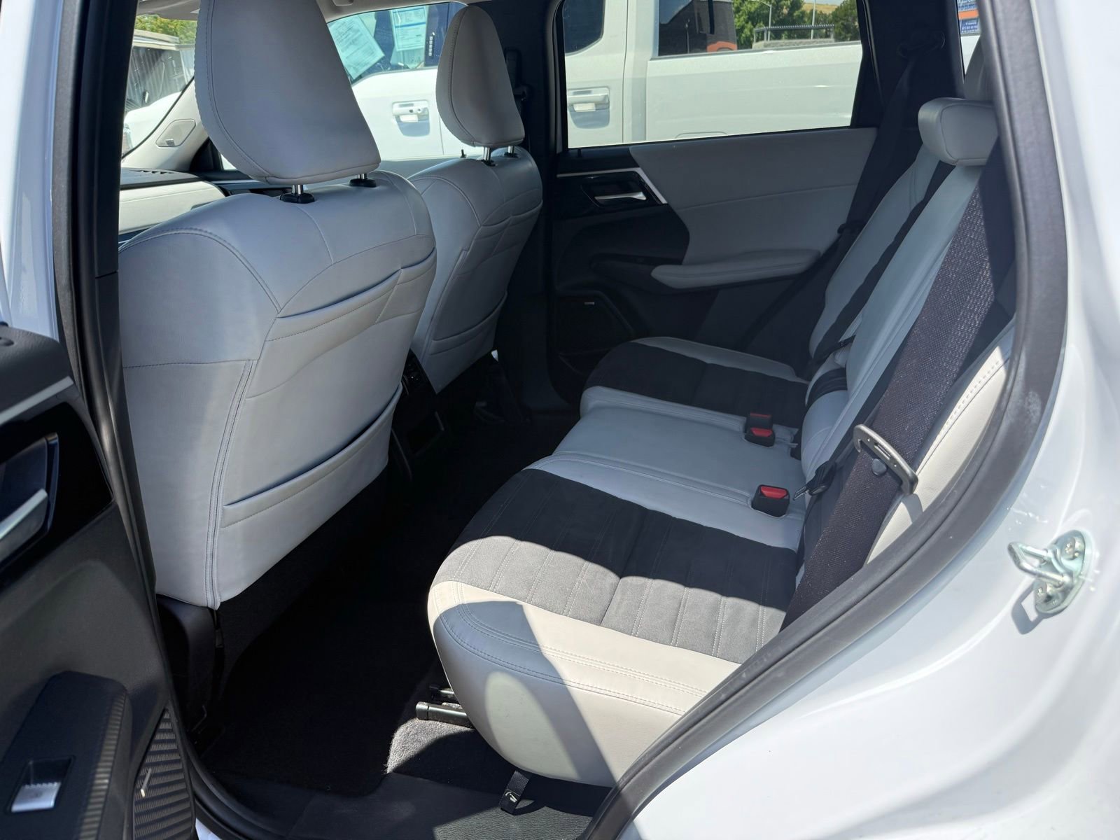 Used 2025 Mitsubishi Outlander SE FWD image 12