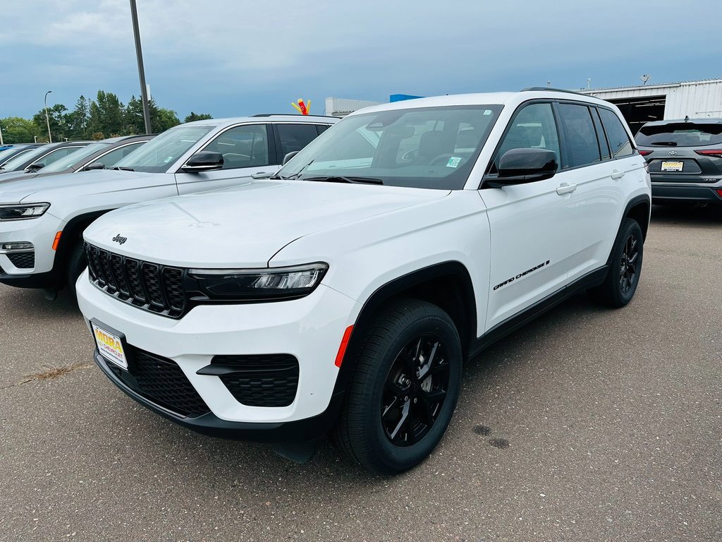 Used 2024 Jeep Grand Cherokee Altitude image 1
