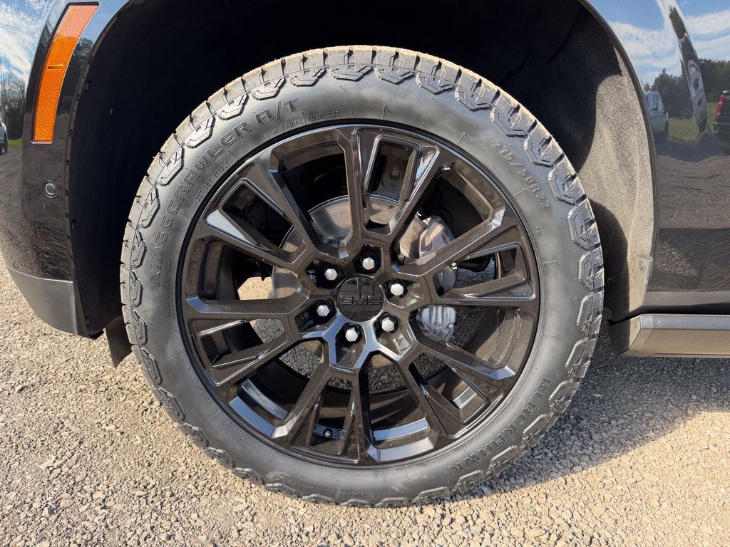 Used 2026 GMC Yukon Denali w/ Sun & Power Step Package AWD/4WD image 16