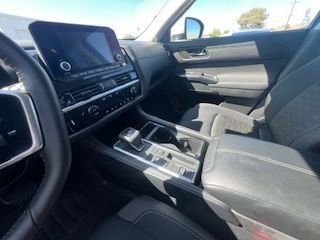 Used 2025 Nissan Pathfinder SV image 15