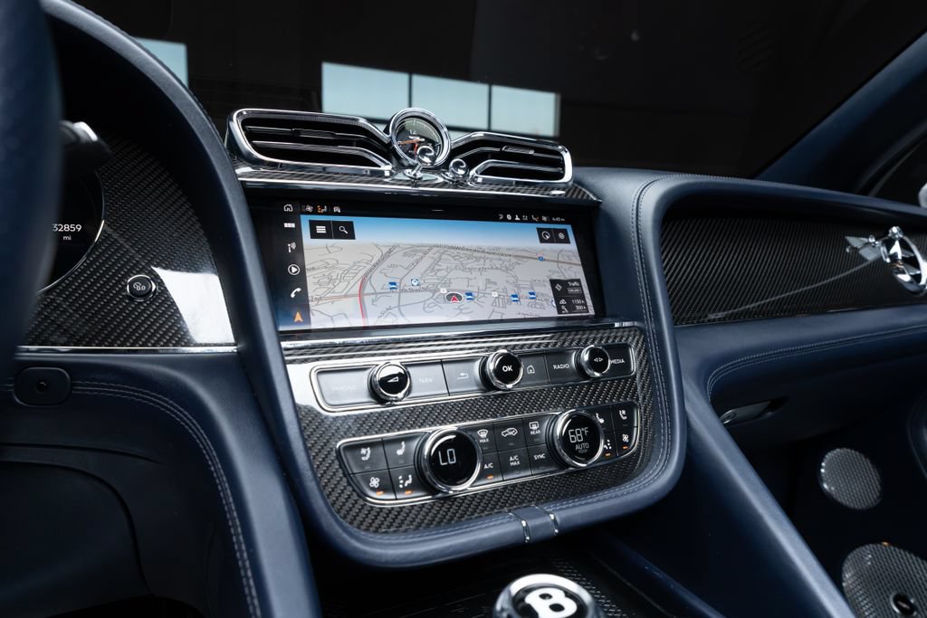 Used 2022 Bentley Bentayga AWD/4WD image 34