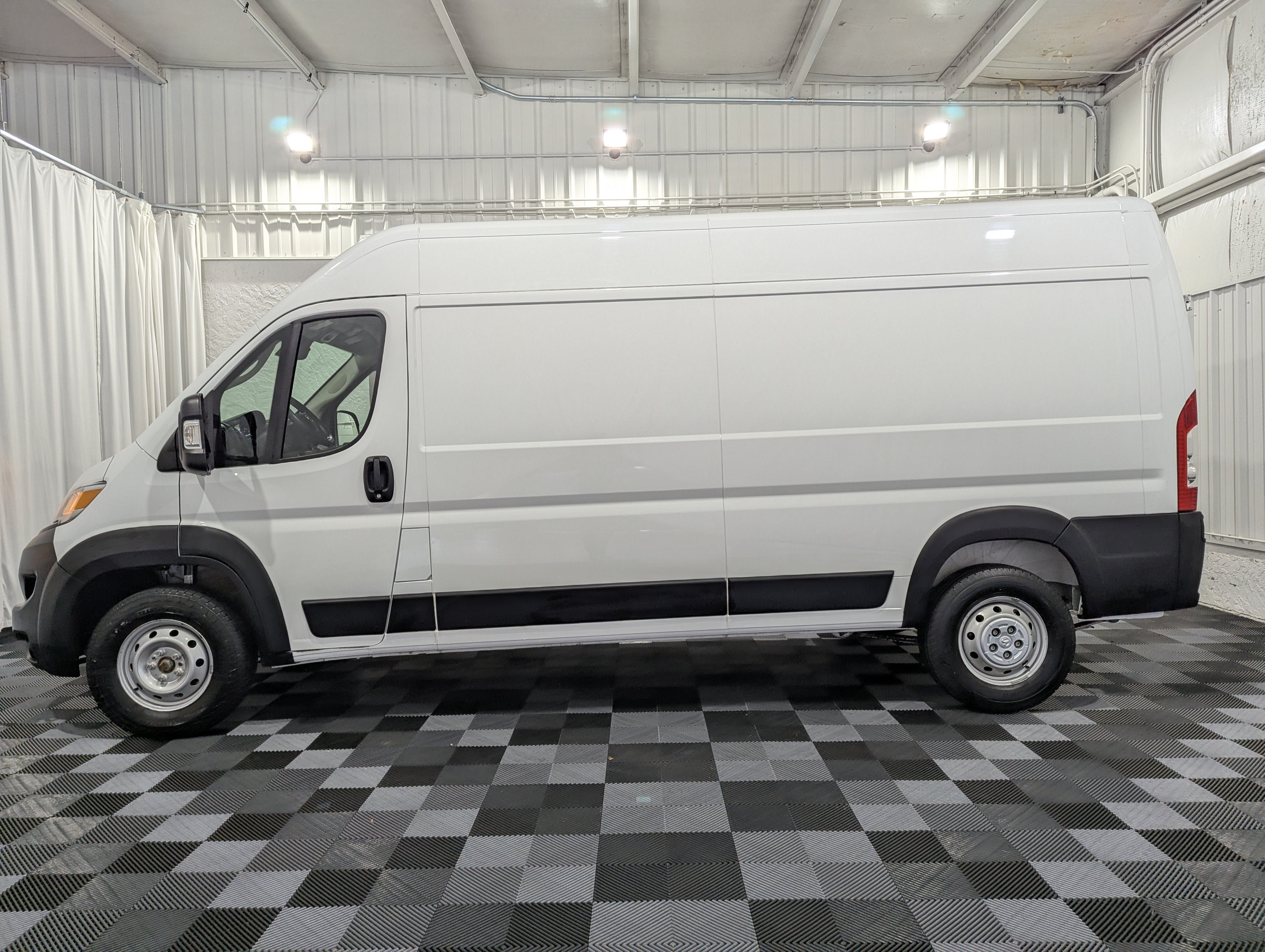 Used 2024 RAM ProMaster 2500 w/ Convenience Group FWD image 2