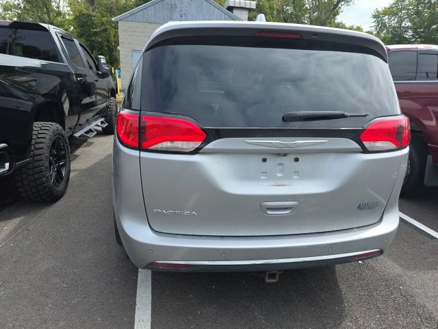 Used 2017 Chrysler Pacifica Touring-L w/ Tire & Wheel Group FWD image 9