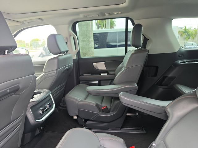 Used 2025 Ford Expedition Active image 12