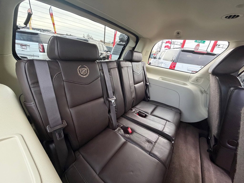 Used 2011 Cadillac Escalade Platinum AWD/4WD image 7
