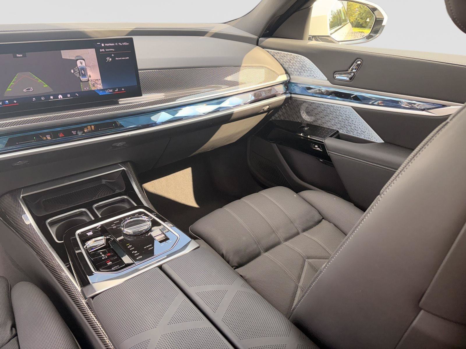 Certified 2025 BMW 760i xDrive w/ Premium Package AWD/4WD image 17