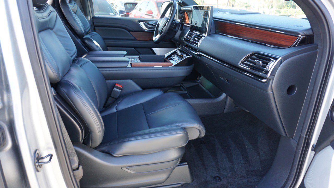 Used 2023 Lincoln Navigator Reserve image 15