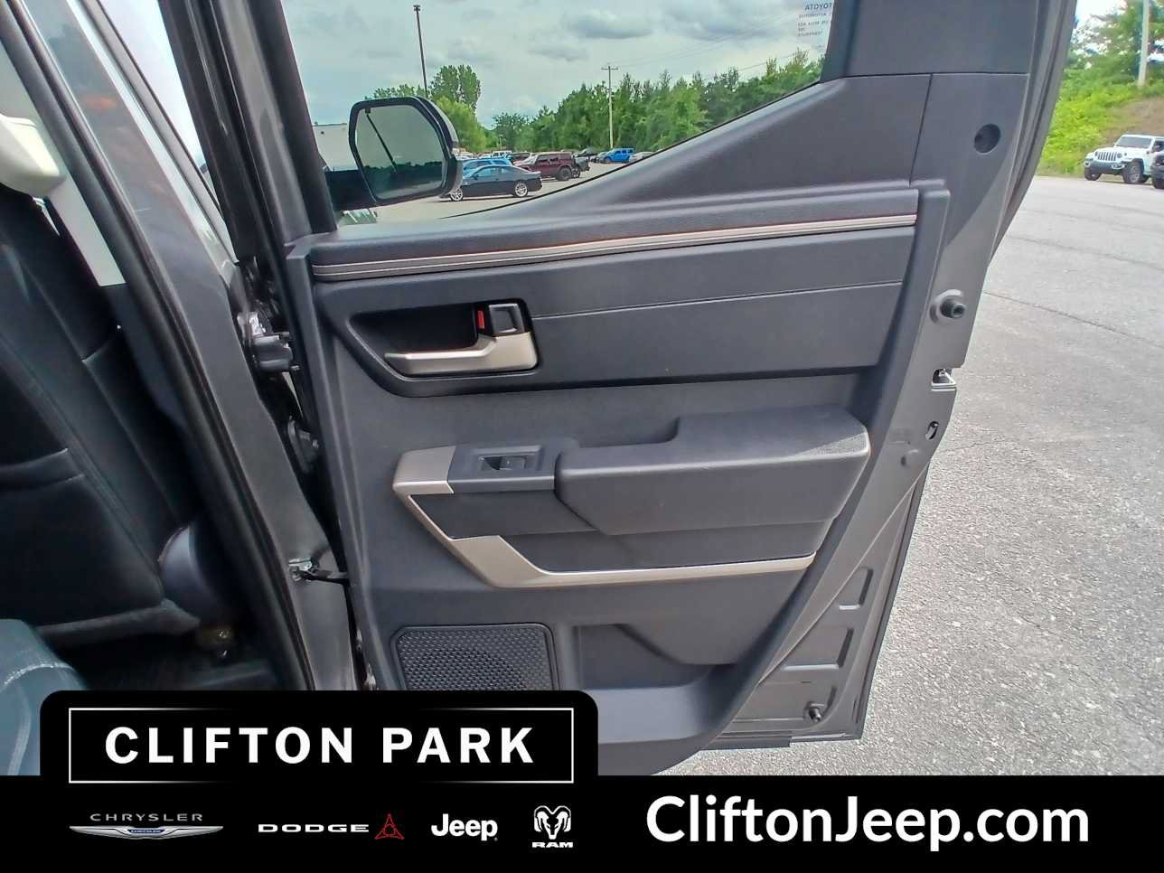 Used 2022 Toyota Tundra SR5 w/ SR5 Premium Package AWD/4WD image 14