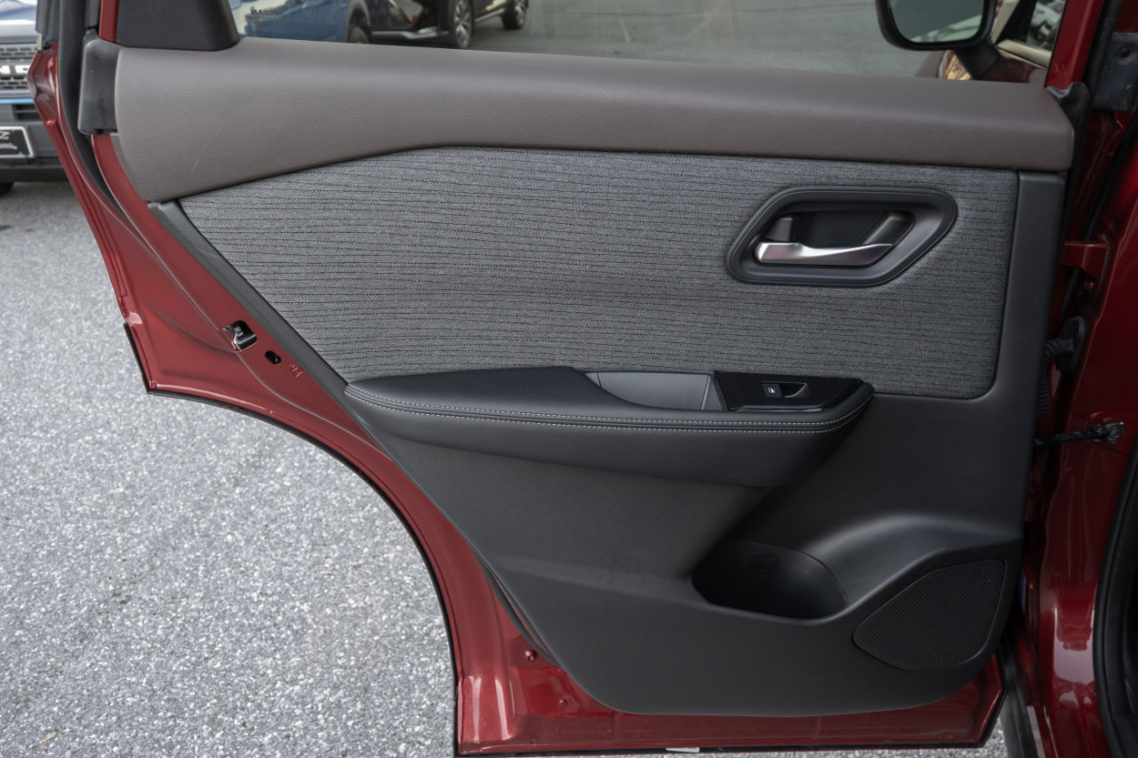 Used 2023 Nissan Rogue SV image 15