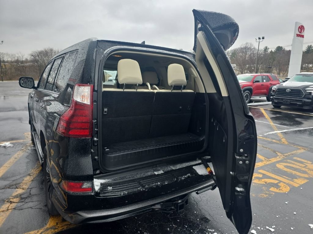 Used 2022 Lexus GX 460 Premium w/ Accessory Package image 5