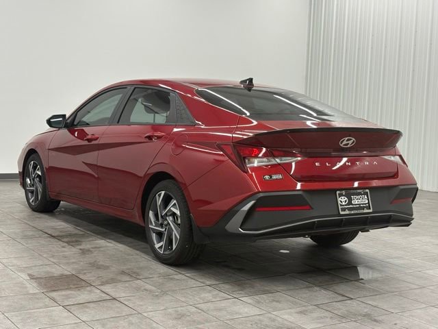 Used 2025 Hyundai Elantra Sport FWD image 4
