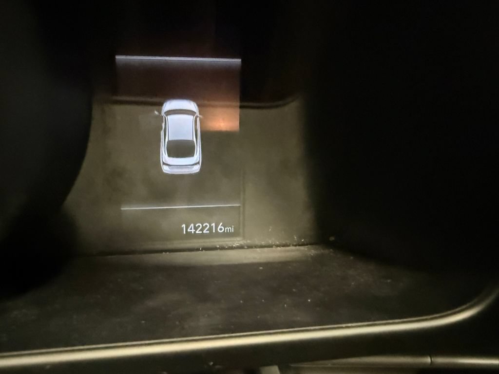 Used 2022 Hyundai Elantra SE FWD image 3