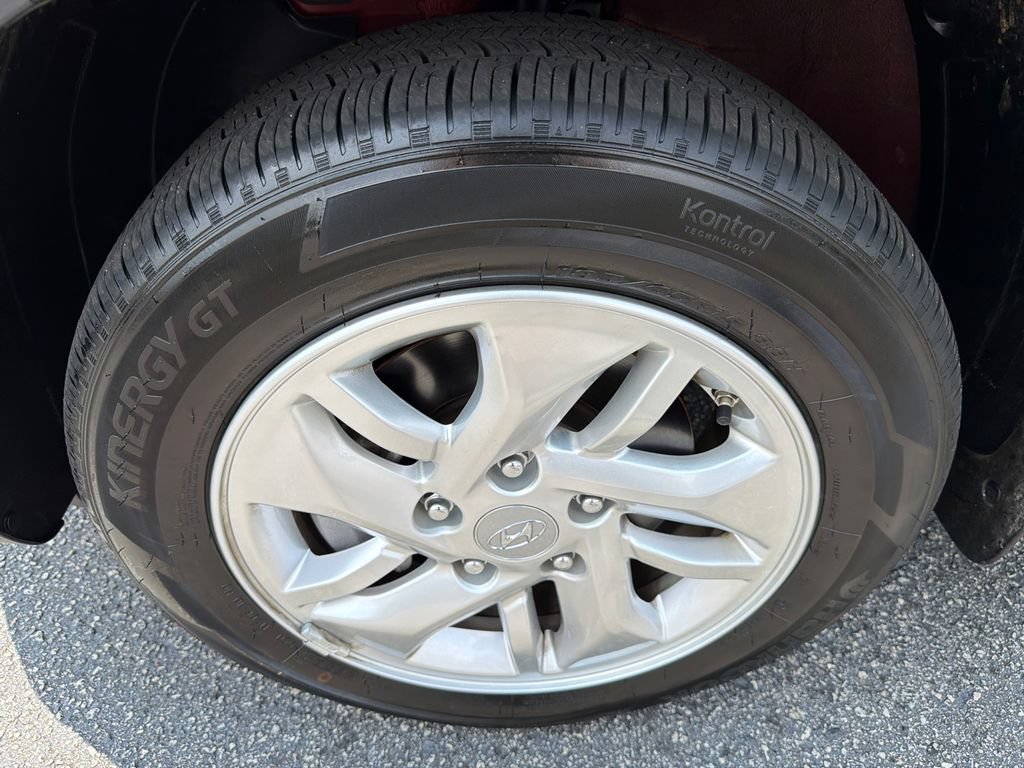 Used 2025 Hyundai Venue SE FWD image 11