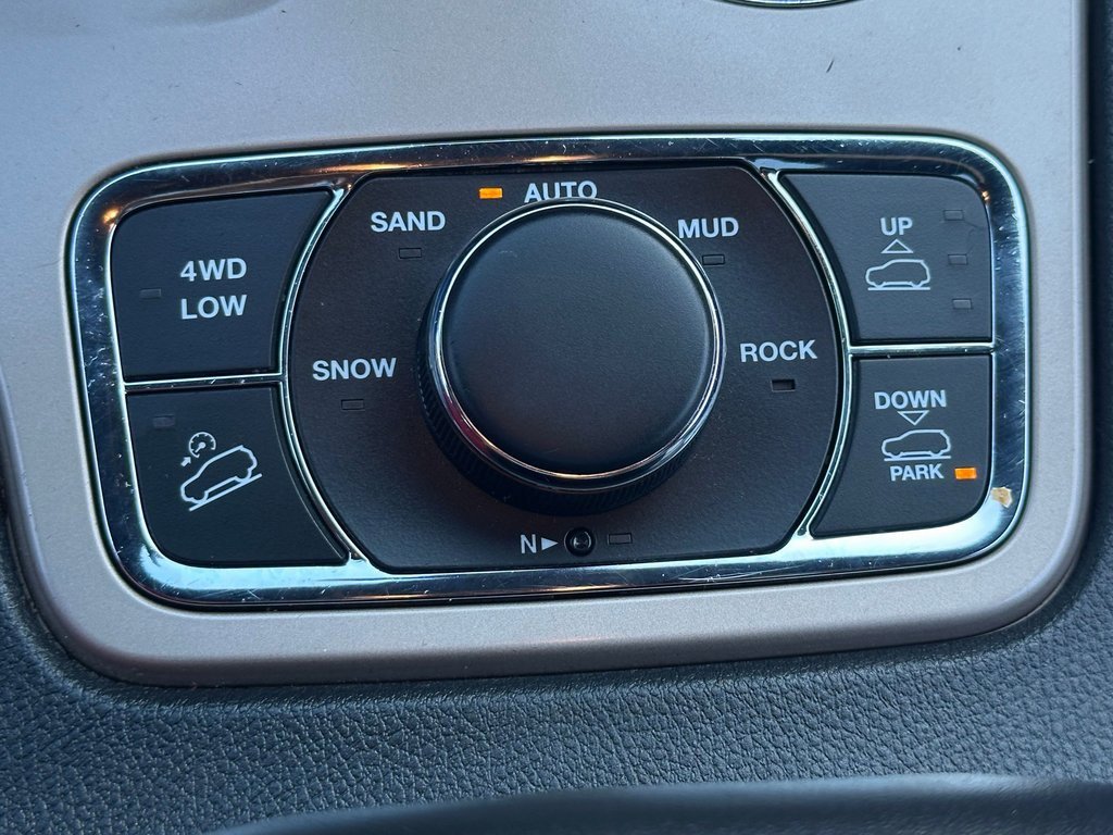 Used 2015 Jeep Grand Cherokee Overland w/ Advanced Technology Group image 30