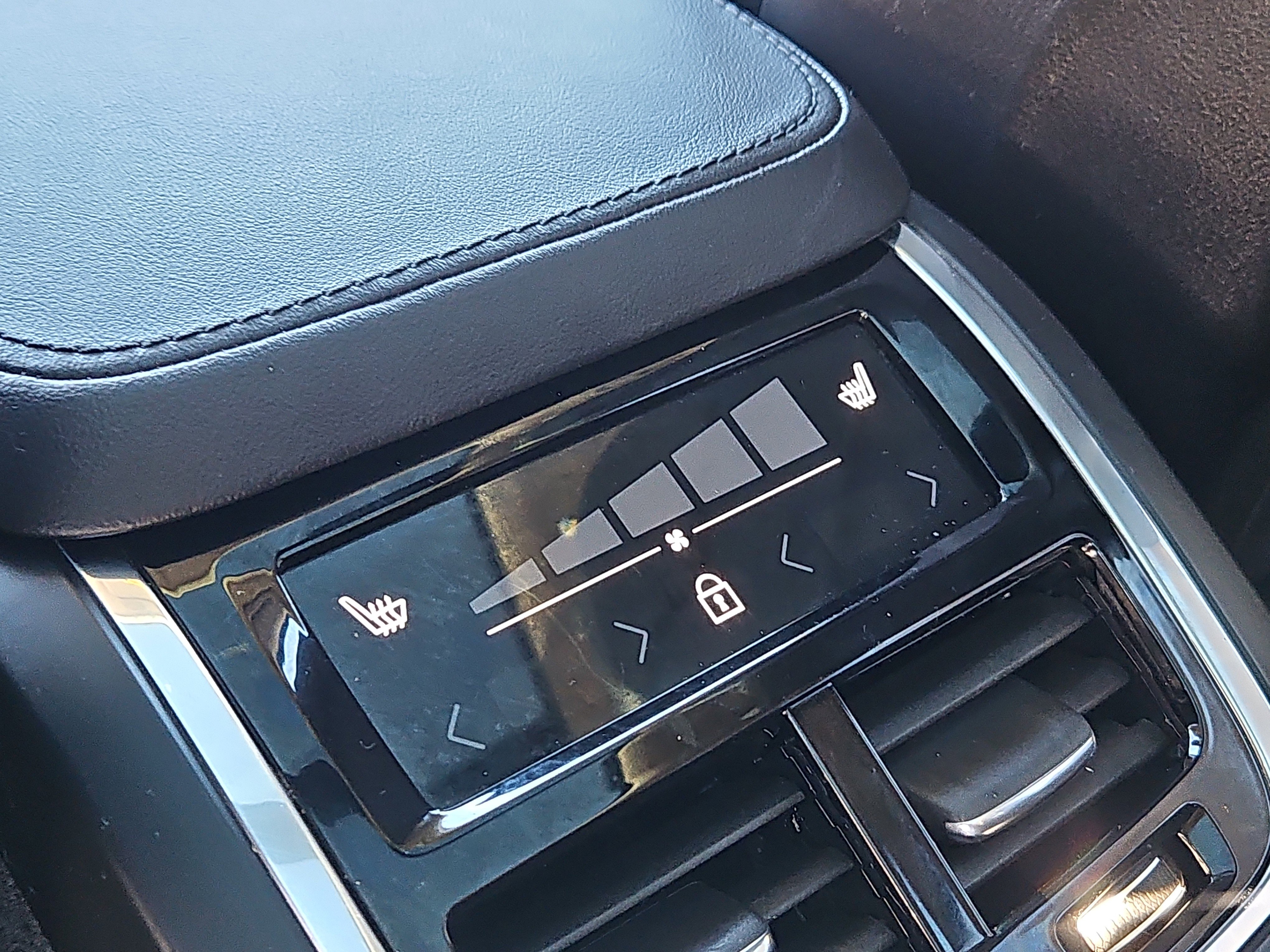 Used 2023 Volvo XC90 B6 Plus w/ Protection Package Premier image 14