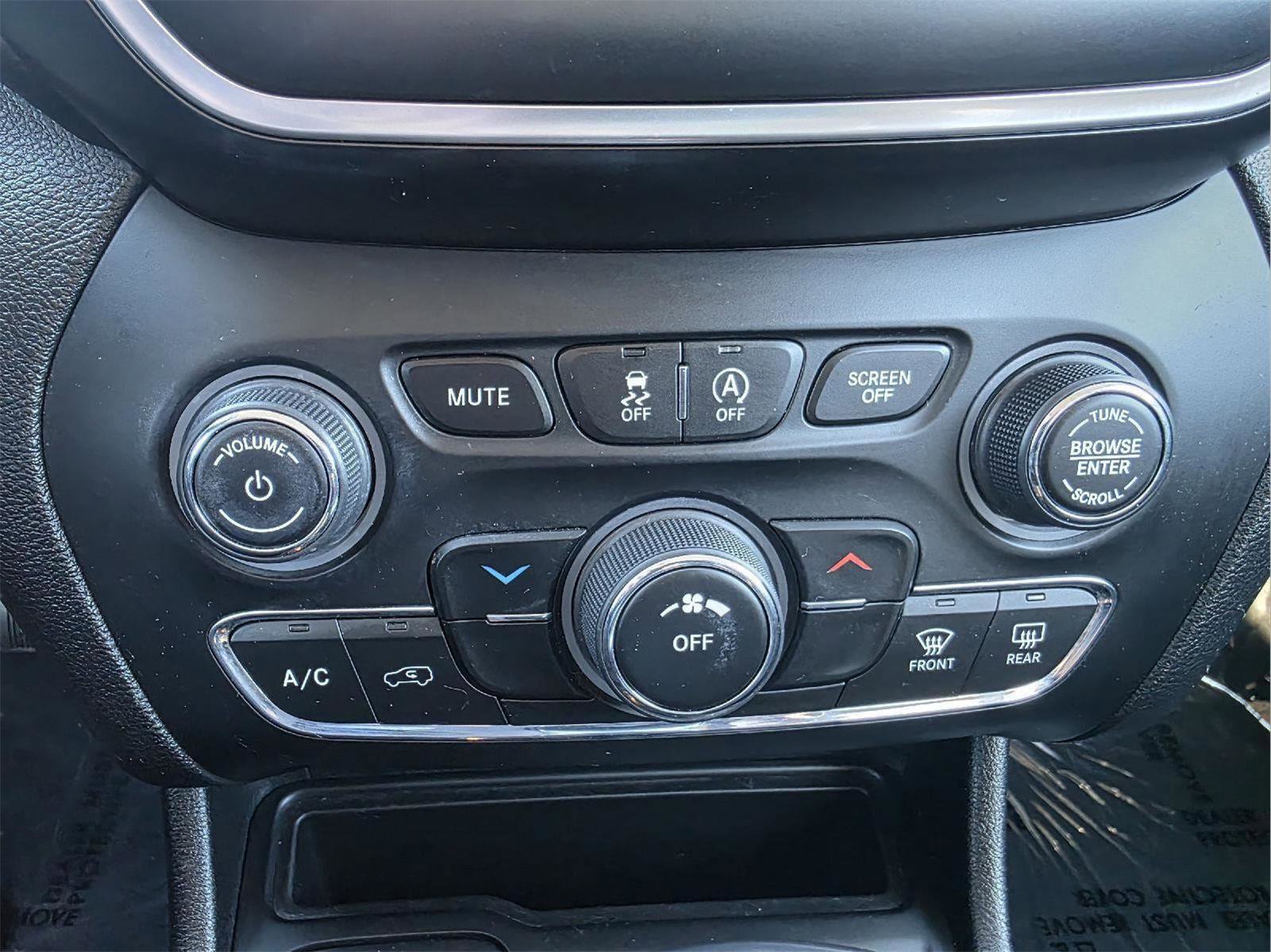 Used 2020 Jeep Cherokee Latitude w/ Cold Weather Group image 20