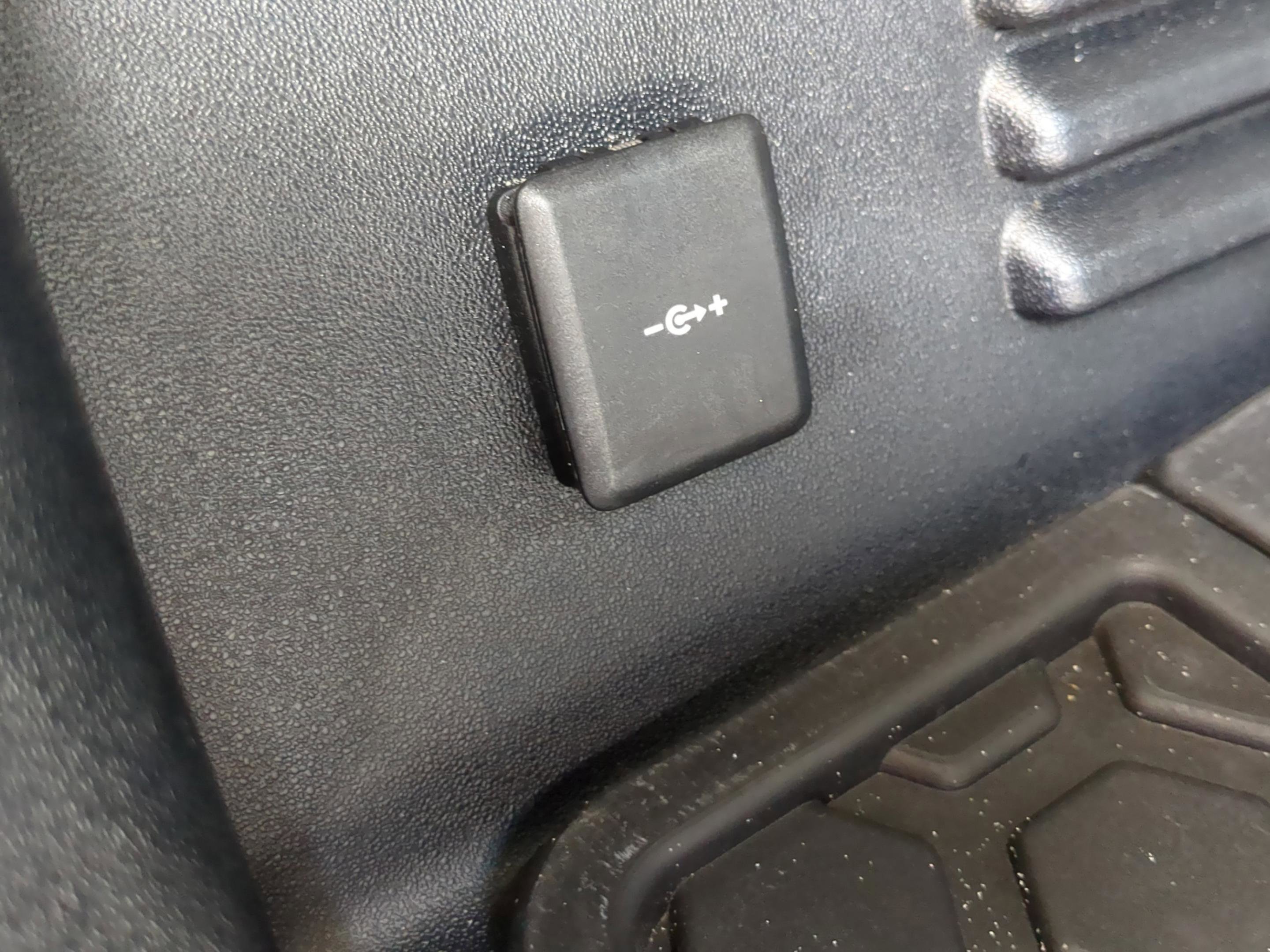 Used 2025 Land Rover Defender 110 S AWD/4WD image 33