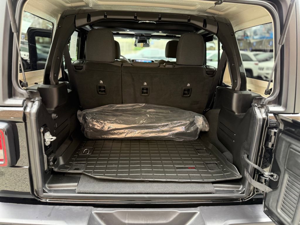 Used 2025 Jeep Wrangler Willys AWD/4WD image 26