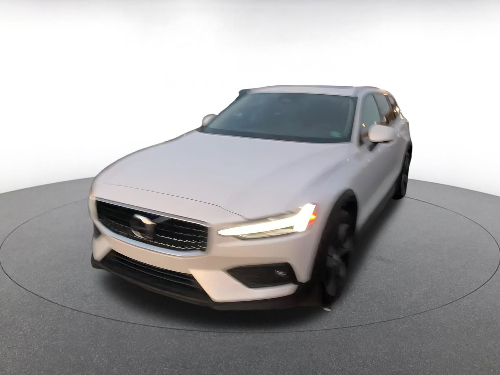 Used 2025 Volvo V60 B5 Cross Country Plus image 7