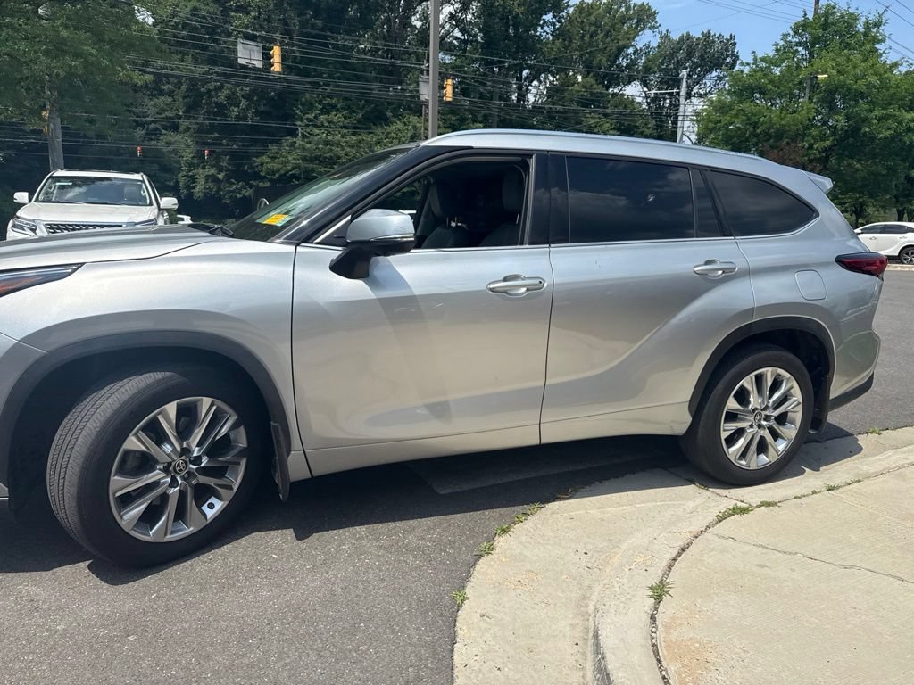 Used 2023 Toyota Highlander Limited AWD/4WD image 4