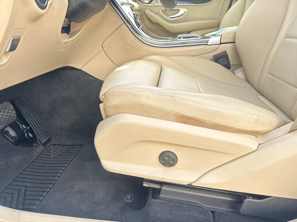 Used 2020 Mercedes-Benz GLC 300 4MATIC w/ Multimedia Package image 19