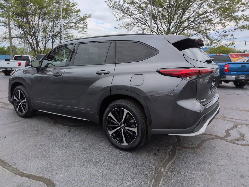Used 2022 Toyota Highlander XSE image 3