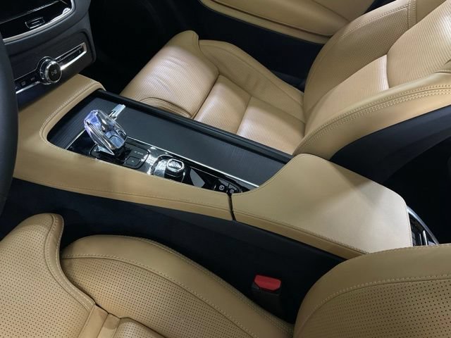 Certified 2025 Volvo XC90 T8 Ultra w/ Protection Package AWD/4WD image 17