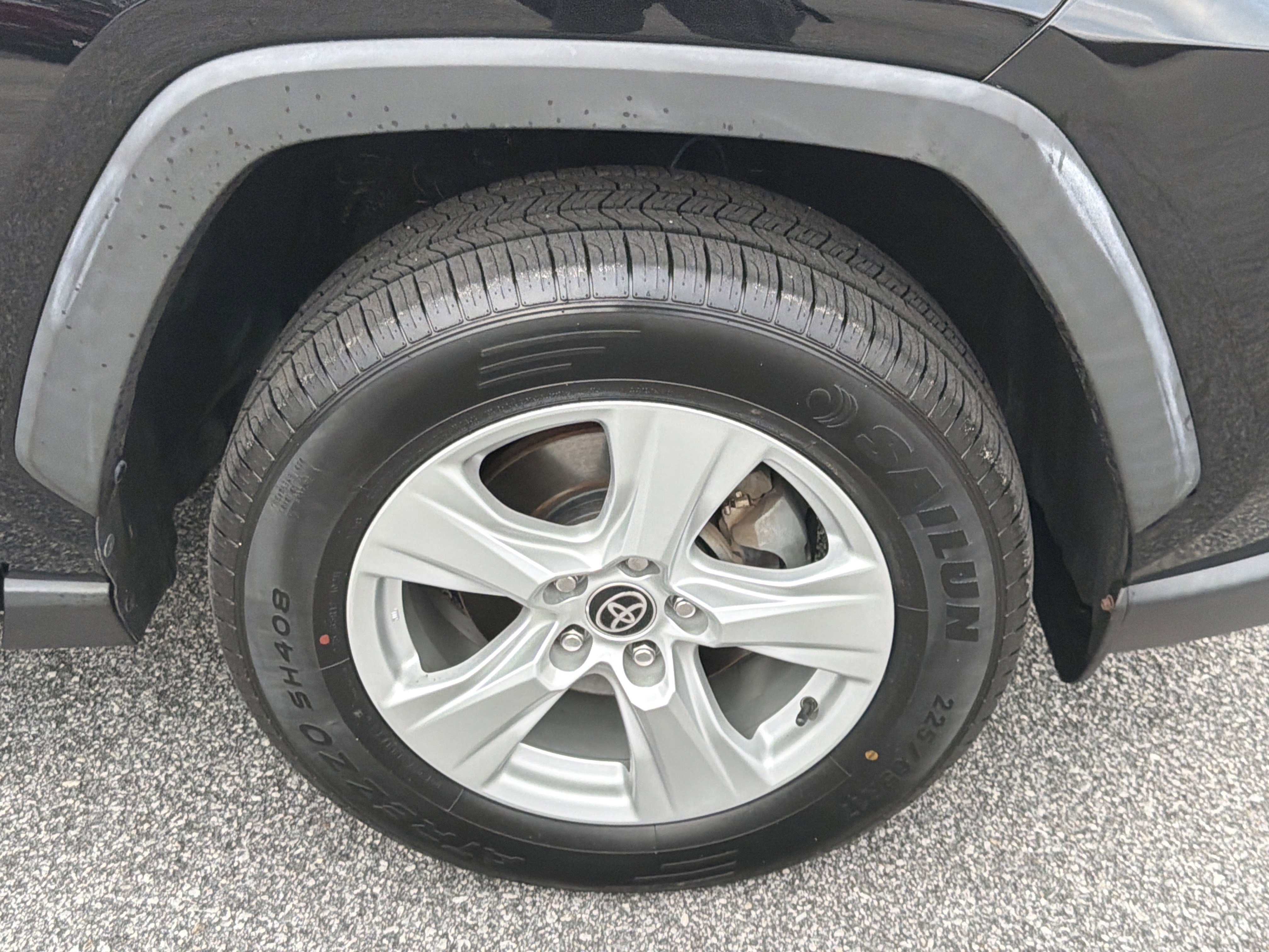 Used 2021 Toyota RAV4 XLE w/ Convenience Package image 24