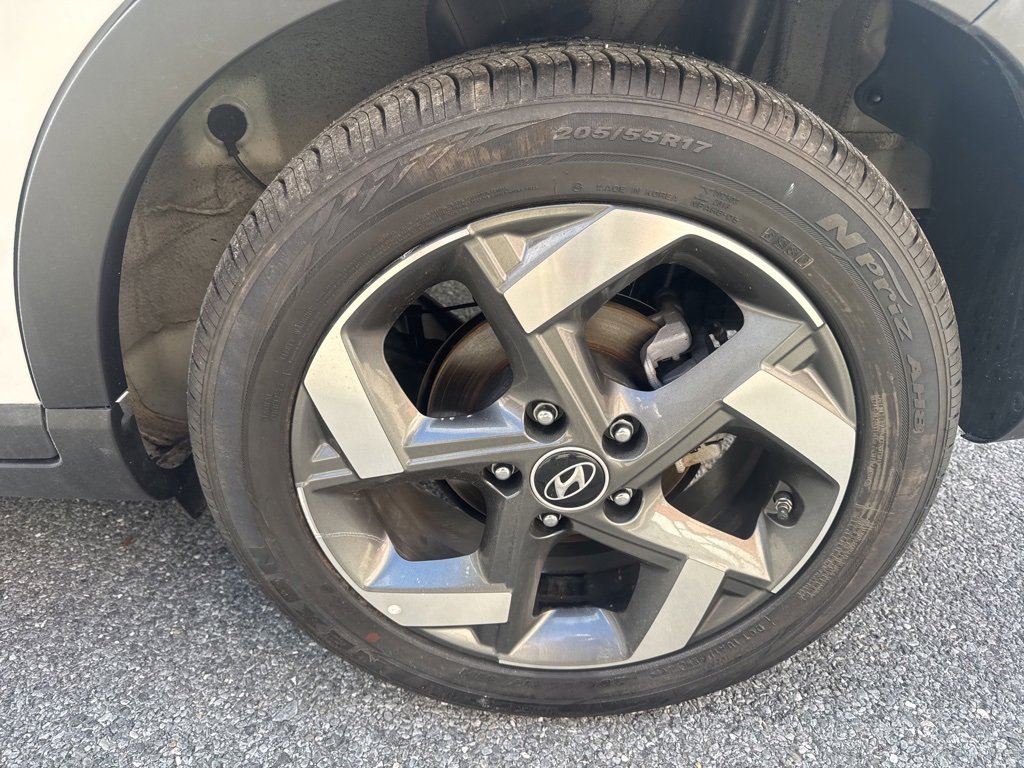 Used 2025 Hyundai Venue SEL image 11