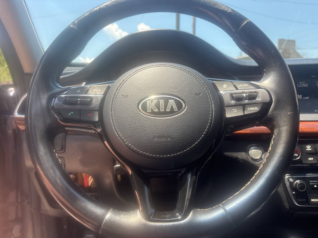 Used 2017 Kia Cadenza Premium w/ Luxury Package FWD image 10