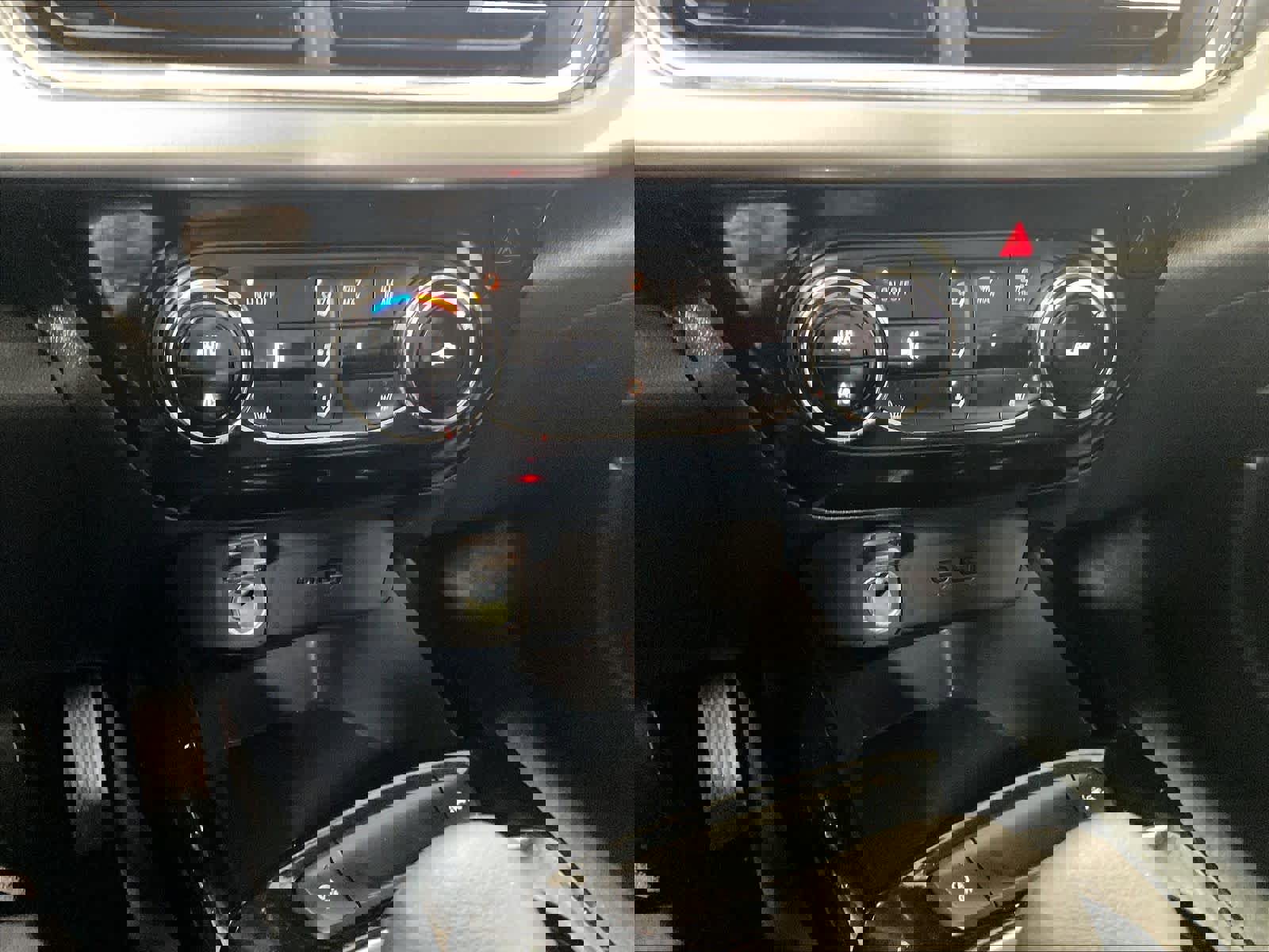 Used 2025 Chevrolet Trax LT w/ LT Convenience Package image 25