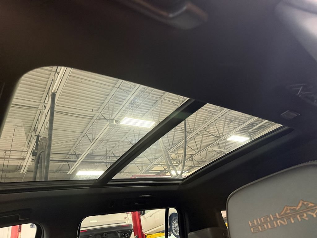 Used 2025 Chevrolet Suburban High Country AWD/4WD image 21