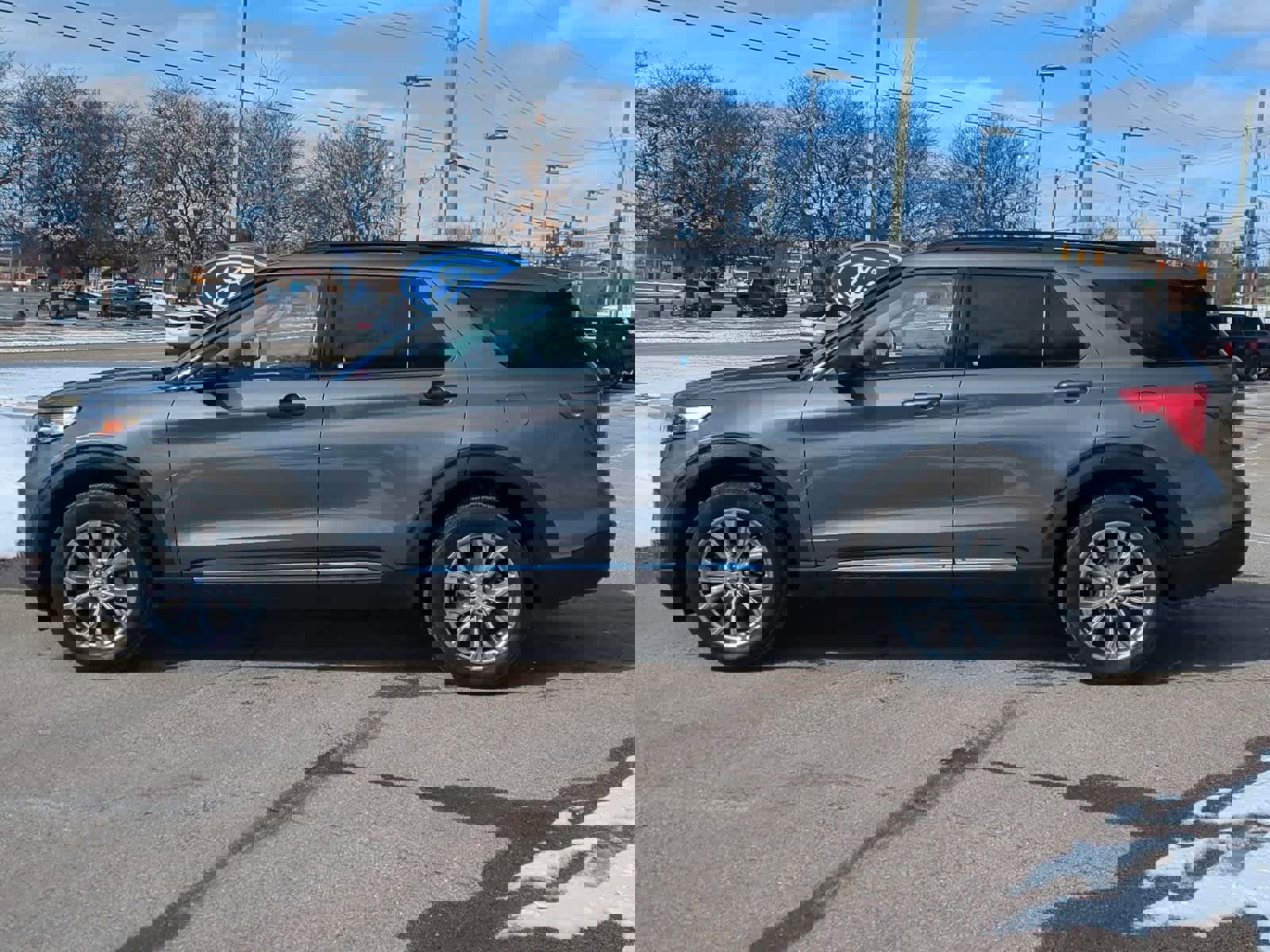 Used 2023 Ford Explorer XLT w/ Equipment Group 202A image 5