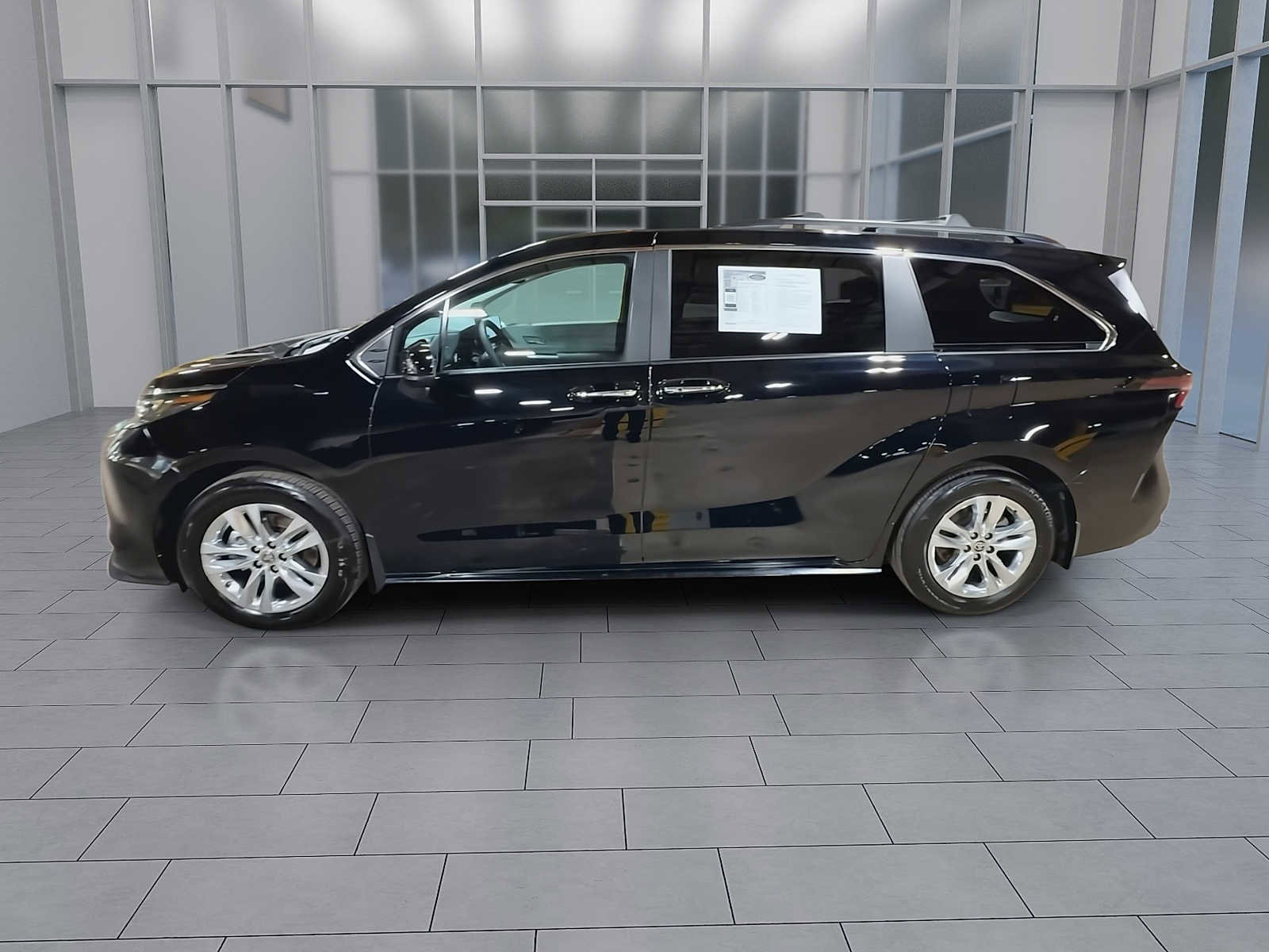 Used 2025 Toyota Sienna XLE w/ XLE Plus Package AWD/4WD image 5