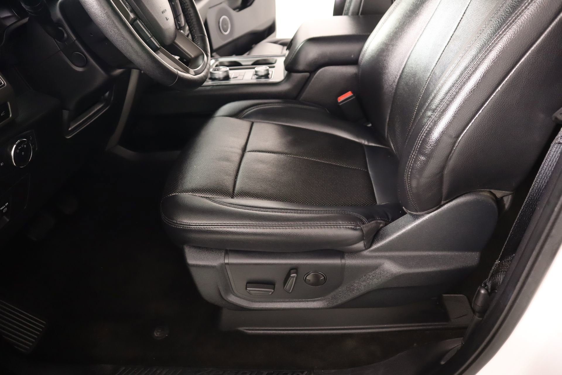 Used 2020 Ford Expedition XLT w/ Equipment Group 202A AWD/4WD image 12