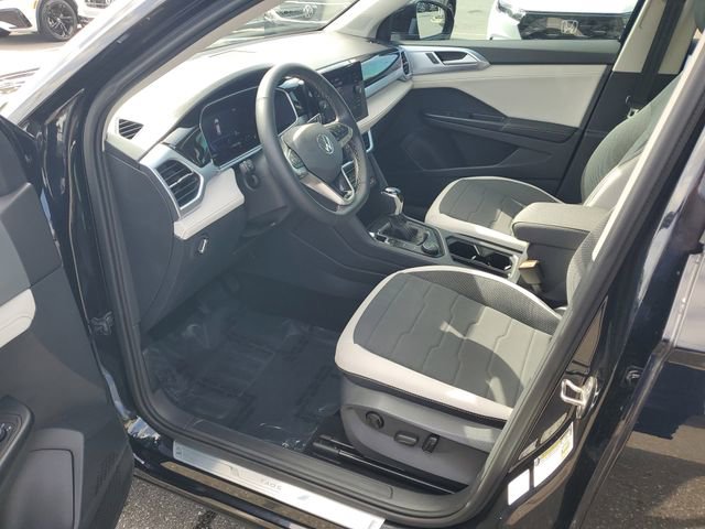 Used 2025 Volkswagen Taos SE w/ Panoramic Sunroof Package image 16