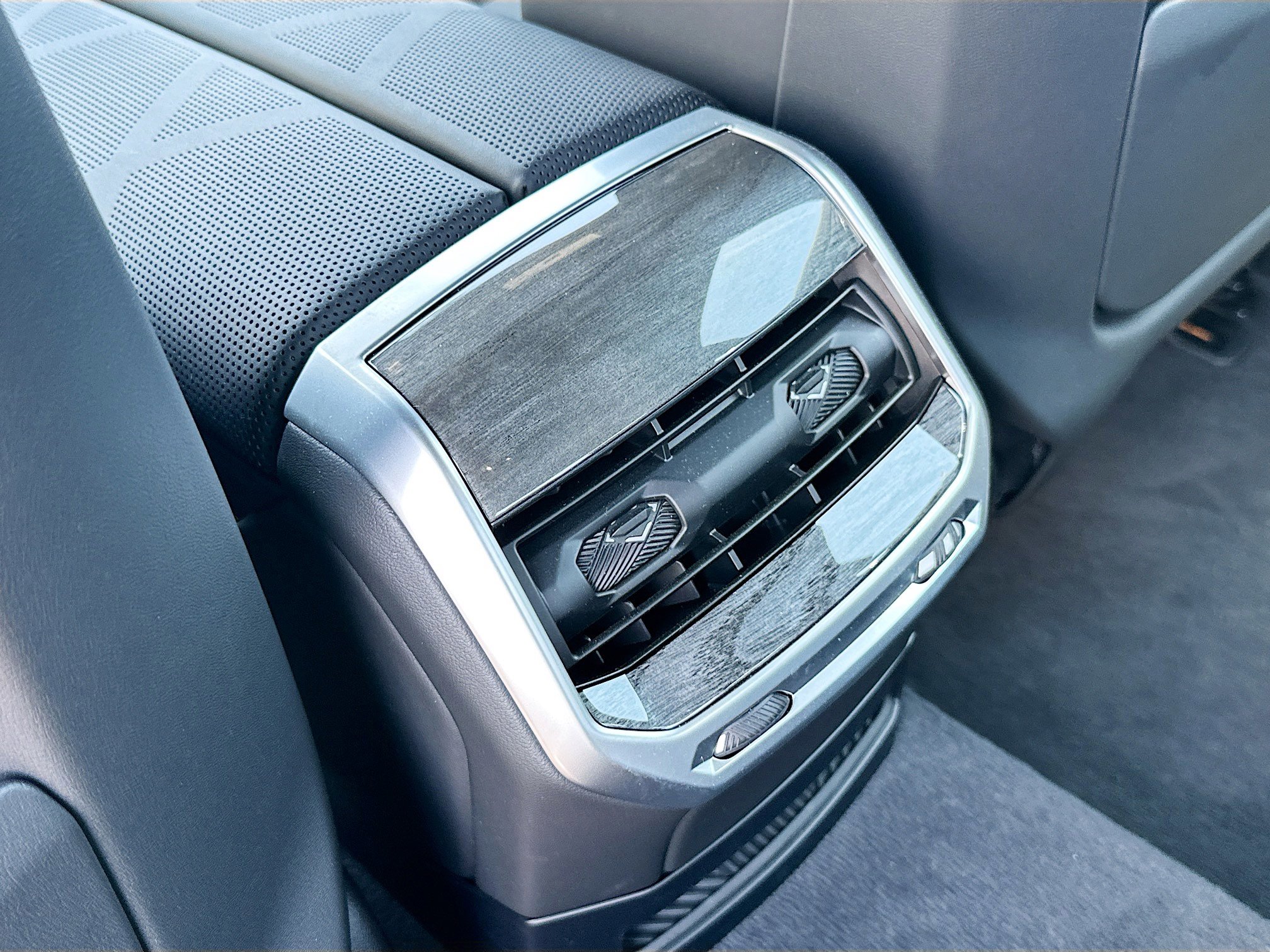 Used 2024 BMW i7 xDrive60 w/ Executive Package image 25