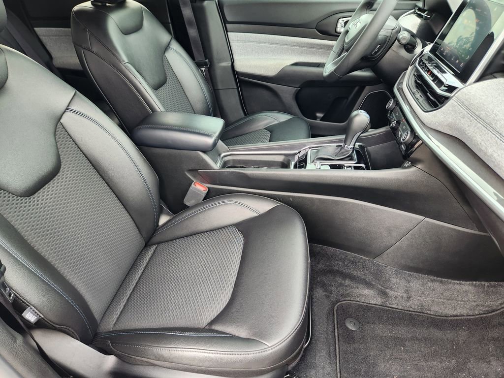 Used 2025 Jeep Compass Latitude AWD/4WD image 14