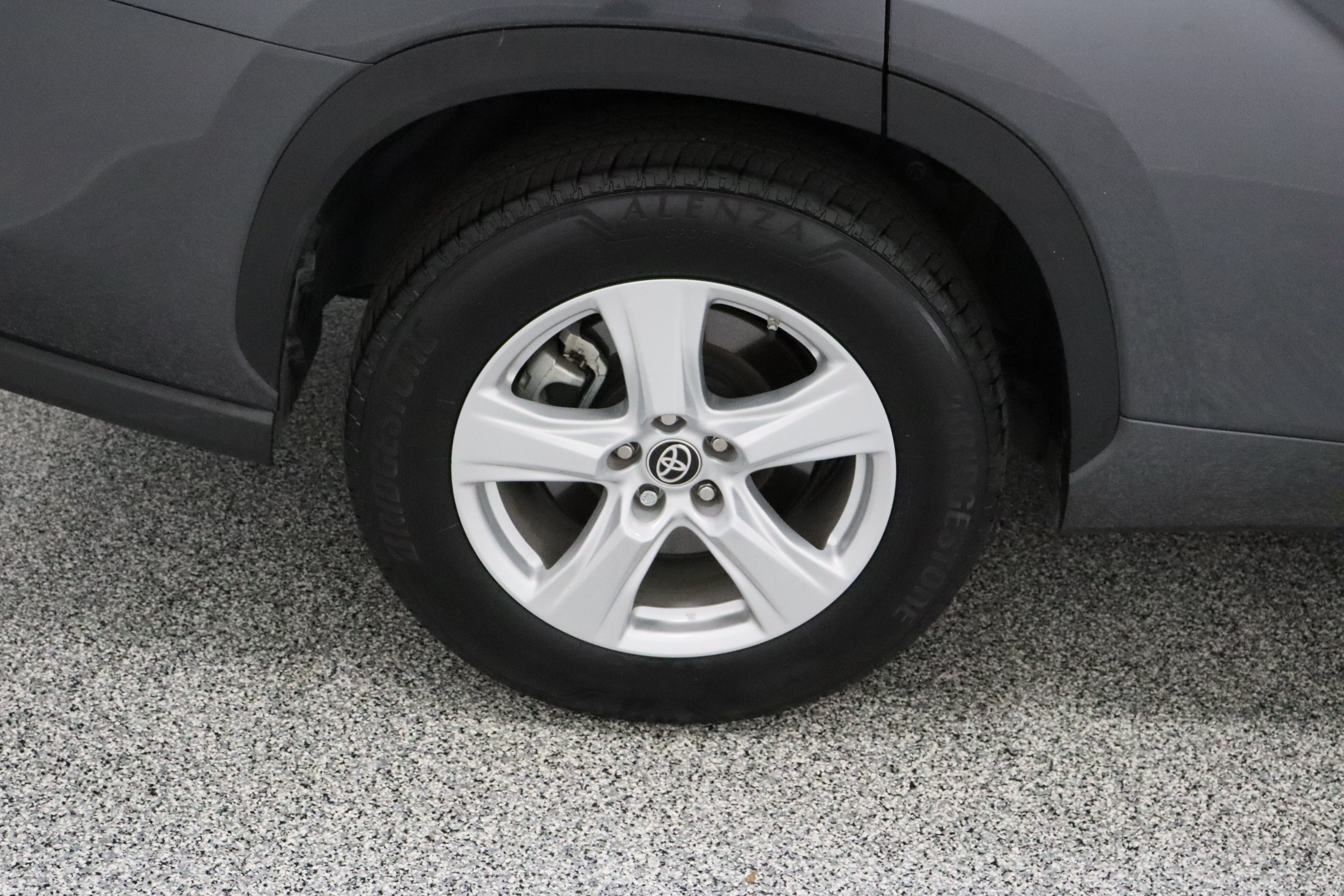 Used 2025 Toyota Highlander LE FWD image 6