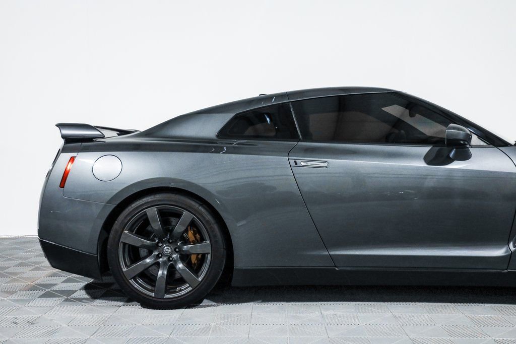 Used 2009 Nissan GT-R Premium image 2