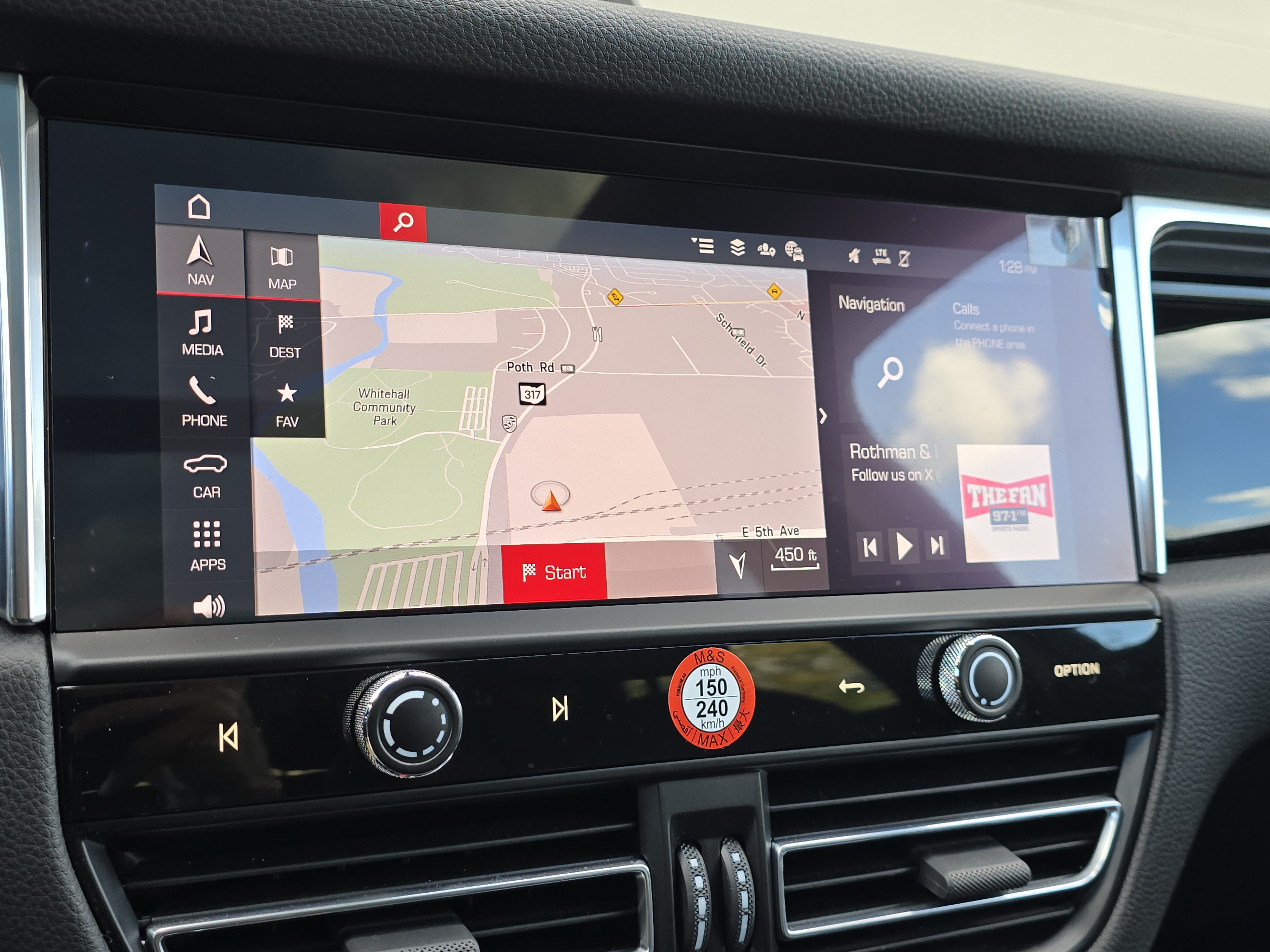 Certified 2025 Porsche Macan AWD/4WD image 24