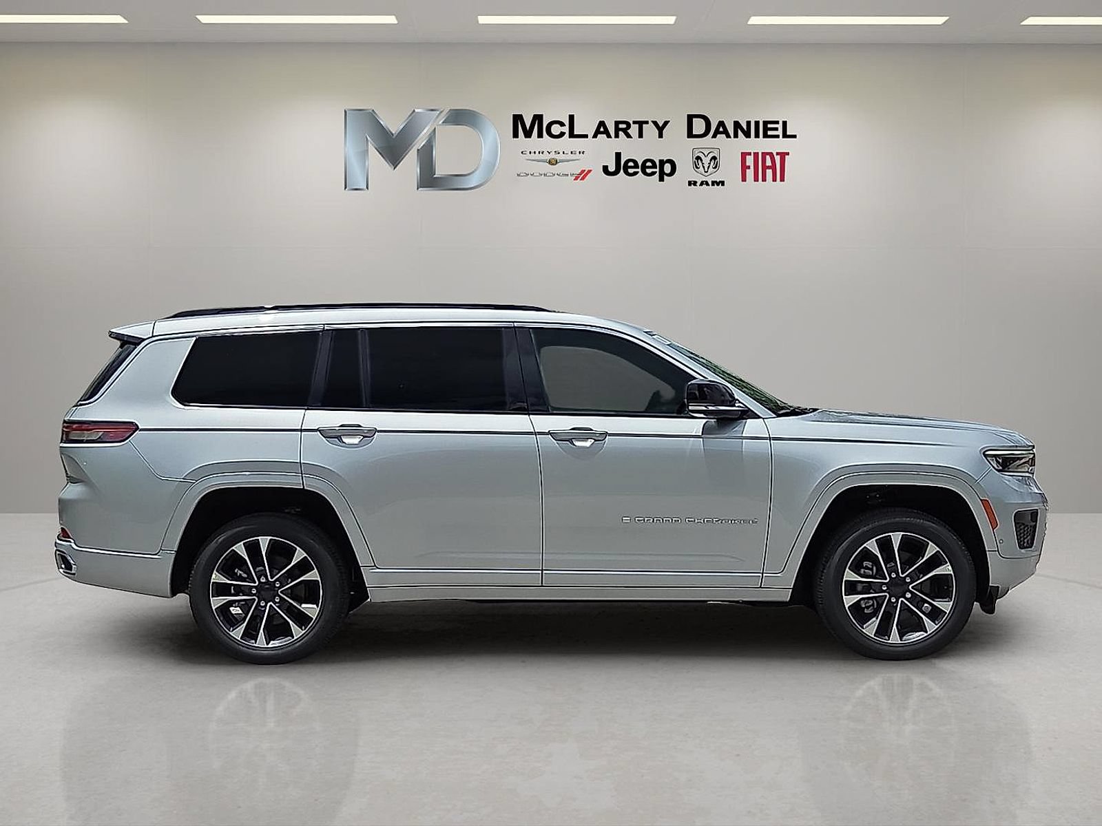 New 2025 Jeep Grand Cherokee L Overland w/ Rear Seat Video Group I AWD/4WD image 6